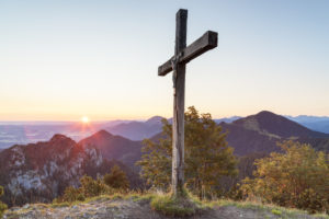 Sonnenaufgang am Gipfelkreuz des Sulten dahinter die Chiemgauer Alpen mit der Gedererwand und Hochplatte, Chiemgau, Oberbayern, Bayern, Süddeutschland, Deutschland, Europa Sonnenaufgang am Gipfelkreuz des Sulten dahinter die Chiemgauer Alpen mit der Gedererwand und Hochplatte, Chiemgau, Oberbayern, Bayern, Süddeutschland, Deutschland, Europa